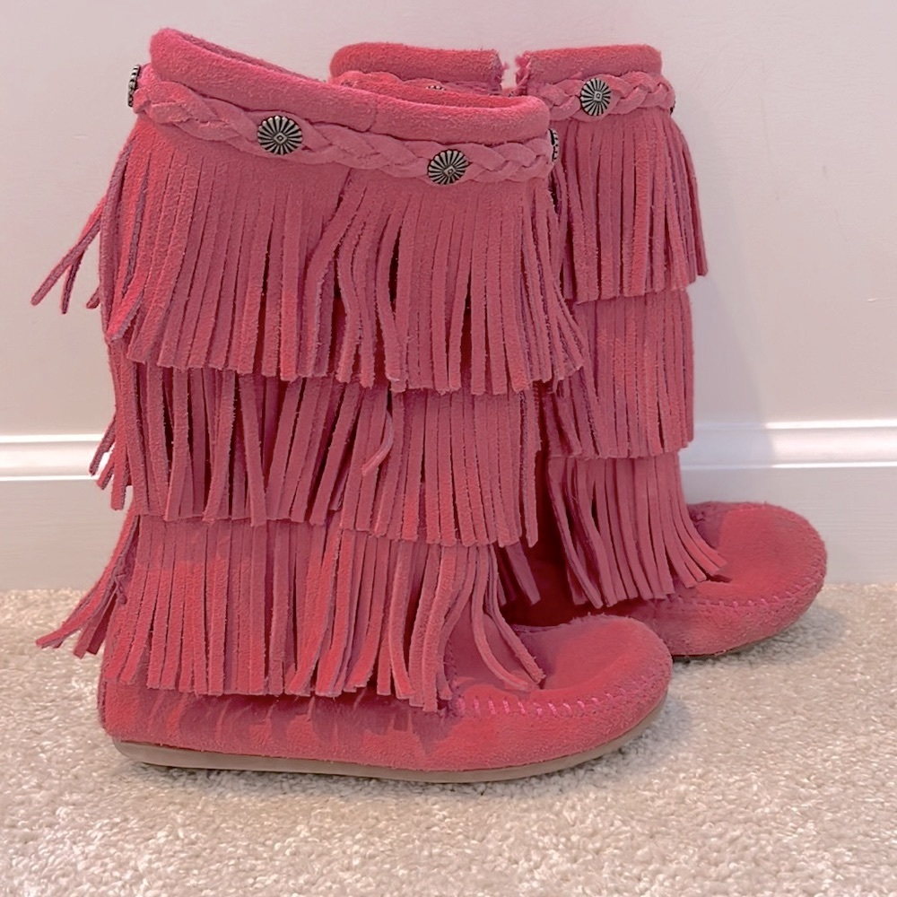 Minnetonka Kids Fringe Boots in Pink